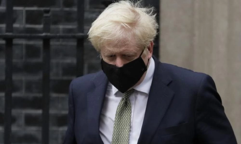 Τζόνσον: Δεν παίρνει πίσω τη χαλάρωση των μέτρων για τα Χριστούγεννα